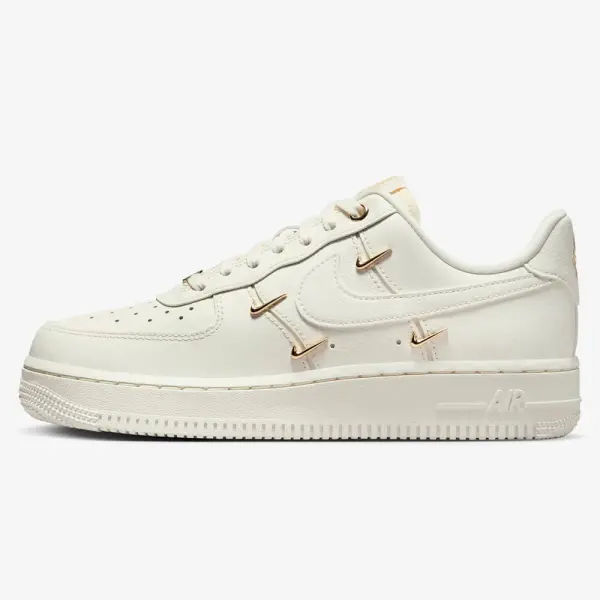 Nike Dama Air Force 1 LX Sail Metallic Gold On Foot (FV3654-111)